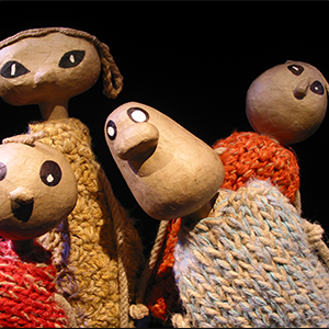Marionnettes à tête de papier mâché et corps en laine